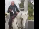 Un homme monte dans le tramway à dos de cheval (Vidéo)