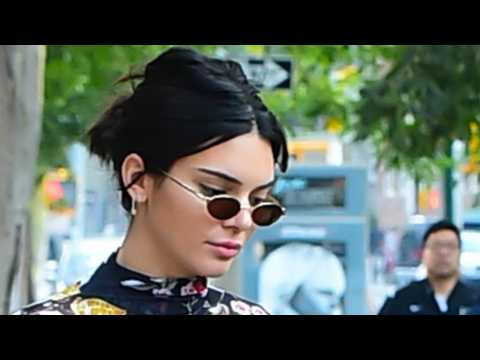 VIDEO : Kendall Jenner?s Two-Minute Makeup Routine Leads Today?s Star Sightings