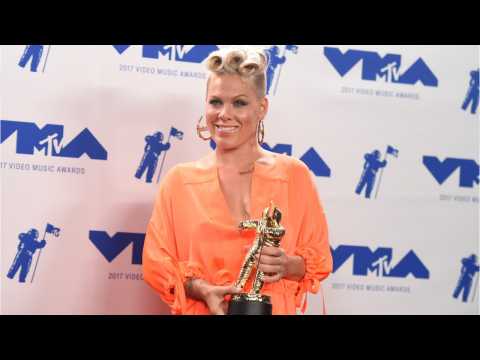 VIDEO : Pink Gives Touching Acceptance Speech At 2017 VMAs