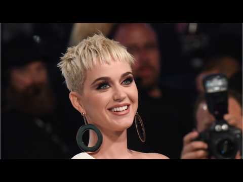 VIDEO : Twitter Thinks Katy Perry Threw Shade At Taylor Swift At VMAs