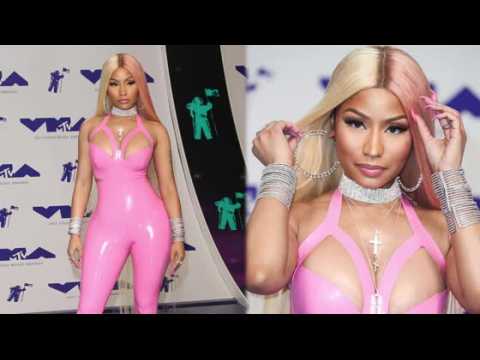 VIDEO : Nicki Minaj Wore a Million Dollars Worth of Jewels to VMAs