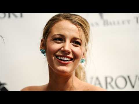 VIDEO : Blake Lively's Rocks Super Casual Look To Airport