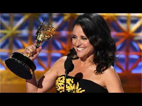 VIDEO : Julia Louis-Dreyfus Sets An Emmy Record With Her Sixth Consecutive Win For ?Veep?