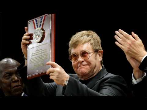 VIDEO : Harvard Honors Elton John For Humanitarianism