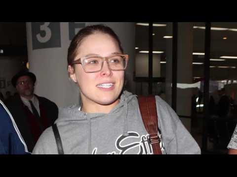 VIDEO : Ronda Rousey refuses to sign autographs at LAX