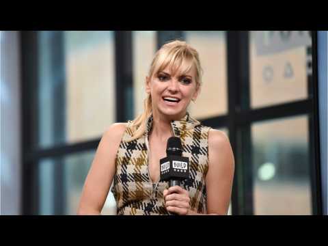VIDEO : Anna Faris And Michael Barrett Spotted Holding Hands