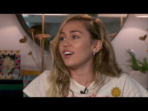 VIDEO : Miley Cyrus Shares Photo Of Her Pets In Bed