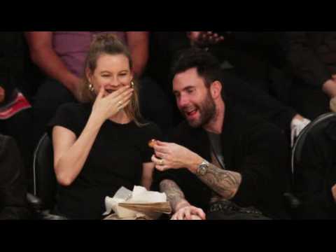 VIDEO : Adam Levine and Behati Prinsloo Attend Lakers Game