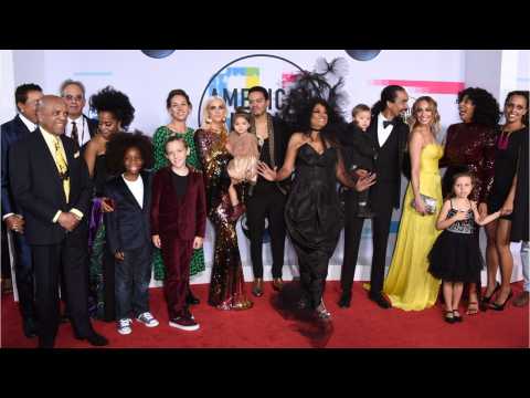 VIDEO : Diana Ross Brings Her Massive Family To The 2017 AMA Awards