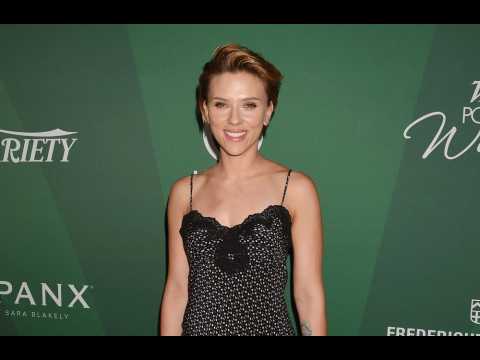 VIDEO : Scarlett Johansson celebrates her birthday with Colin Jost