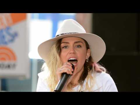 VIDEO : Is Miley Cyrus Pregnant?