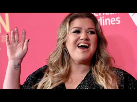 VIDEO : Kelly Clarkson Says She Was Robbed