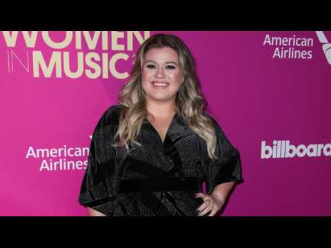 VIDEO : Kelly Clarkson's LA house robbed