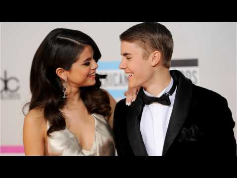 VIDEO : Selena Gomez & Justin Bieber Spotted Leaving Church