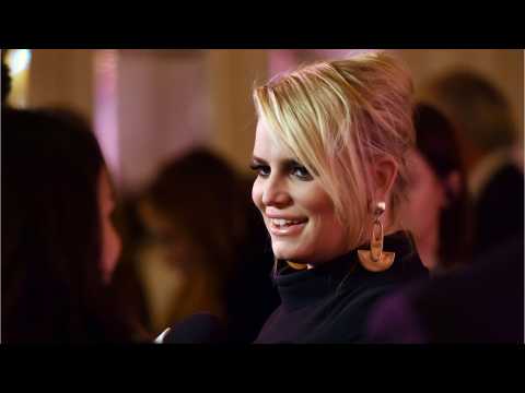 VIDEO : Jessica Simpson Mom-Shamed Over Daughter's Makeup Pic