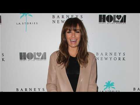 VIDEO : E! News Host Leaves In Salary Dispute