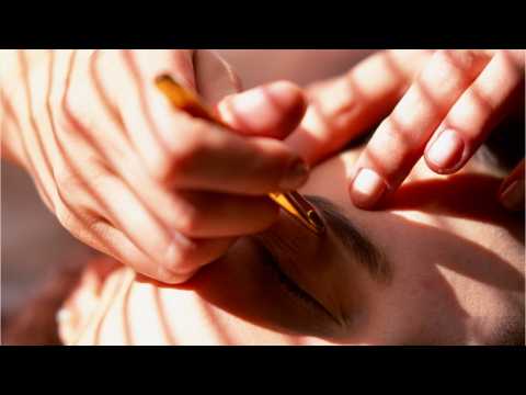 VIDEO : Model Discusses How She's Happy She Embraced Her Unibrow