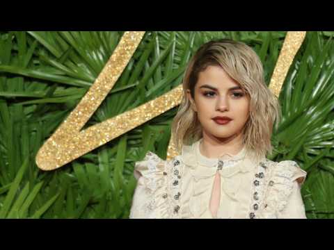 VIDEO : Justin Bieber Reaching Out To Hailey Baldwin Causes Strain With Selena Gomez