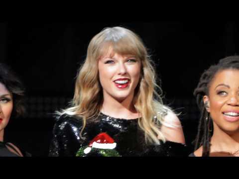 VIDEO : Taylor Swift Helps a Homeless Fan Buy a House