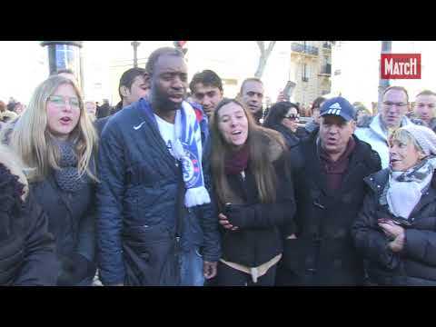 VIDEO : Johnny Hallyday, l?hommage des fans en chansons sur les Champs-Elyses
