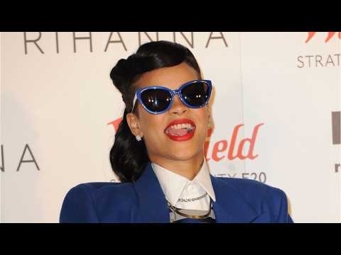 VIDEO : Rihanna Teases Possible Fenty Beauty Lipstick