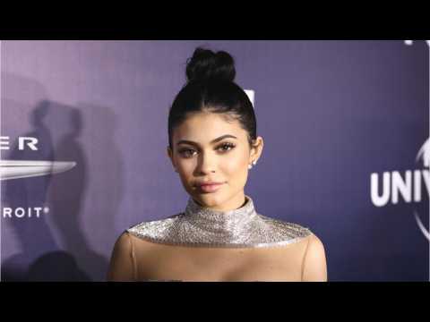 VIDEO : Kylie Jenner Hosts Thanksgiving Bash