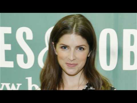 VIDEO : Pitch Perfect Stars Had To Fake Their Smiles