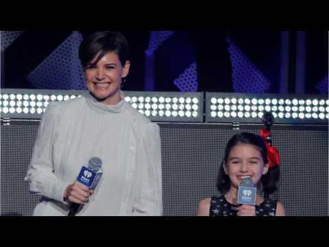 VIDEO : Katie Holmes And Suri Cruise Cheer On The NY Knicks
