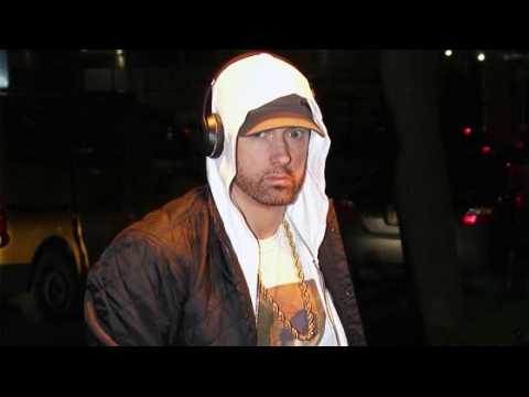 VIDEO : Eminem Uses Tinder to Meet Women