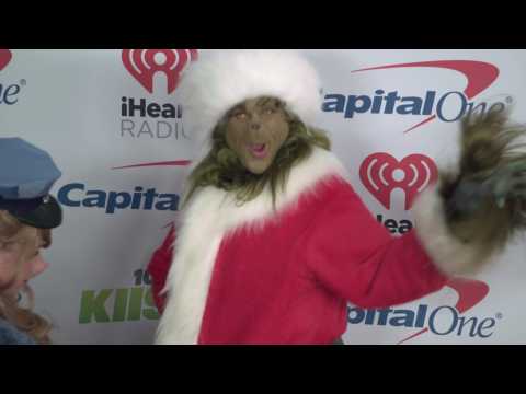VIDEO : Kid Calls 911 On The Grinch