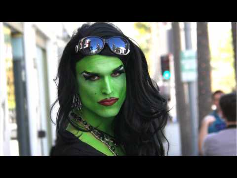 VIDEO : Grinch Holiday Makeup Is Taking Over Social Media