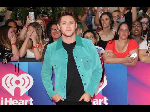 VIDEO : Niall Horan signs modelling contract