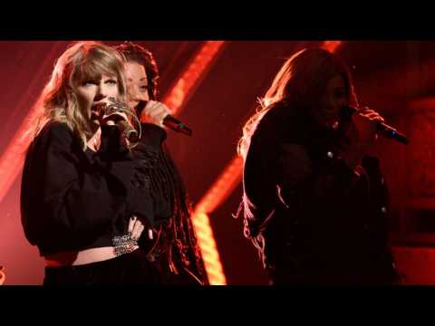 VIDEO : Taylor Swift SNL Performance A Treat For Fans