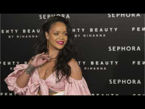 VIDEO : Rihanna Shows Fans How To Use Fenty Beauty Lip Paint