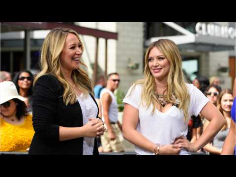 VIDEO : Hilary and Haylie Duff Love Christmas
