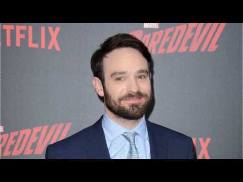 VIDEO : Charlie Cox Gave Out 'Daredevil' Hats At Children's Hospital