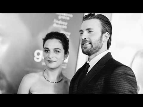 VIDEO : Chris Evans And Jenny Slate Have Many Fans Thinking They're Back Together