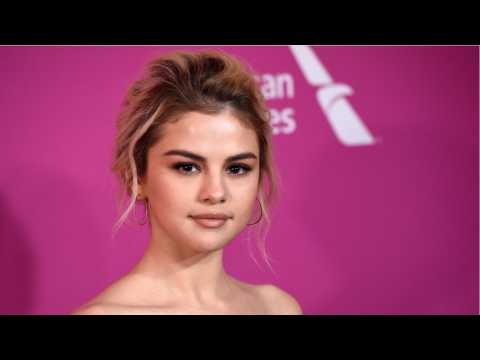 VIDEO : Selena Gomez Tears Up While Receiving Billboard's Woman Of The Year
