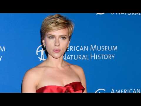 VIDEO : It's Official: Scarlett Johansson & Colin Jost Are A Couple