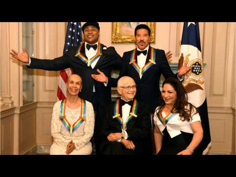 VIDEO : Sans Trump, Kennedy Center Honors Top Artists