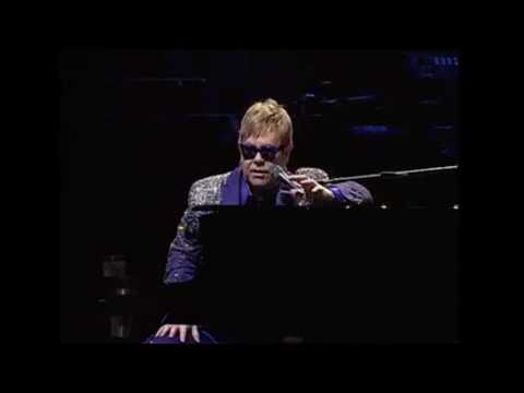 VIDEO : Elton John's Mother Dies