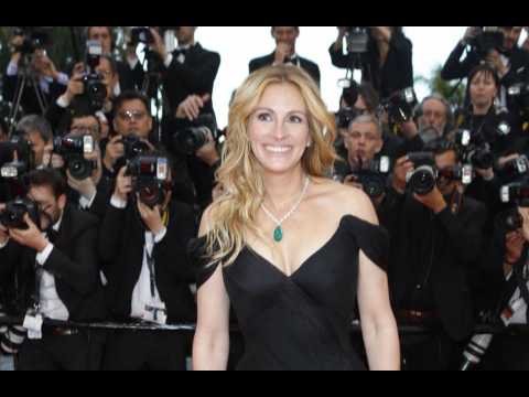 VIDEO : Julia Roberts 'avoids' meeting her fans one on one