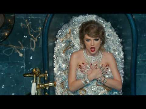 VIDEO : Taylor Swift Continues To Stay Silent On Politics