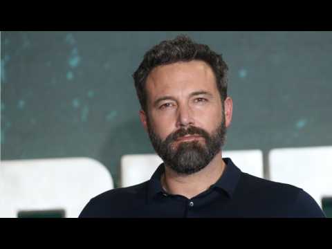 VIDEO : Ben Affleck Stole Some Batarangs From the Justice League Set