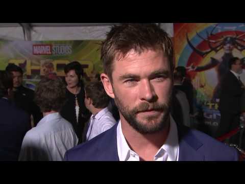VIDEO : Chris Hemsworth's Awkward Rear-End Debate