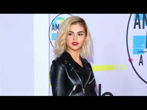 VIDEO : Selena Gomez Slammed for Lip-Synching at AMA's