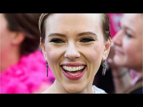 VIDEO : Scarlett Johansson Spotted Kissing Colin Jost