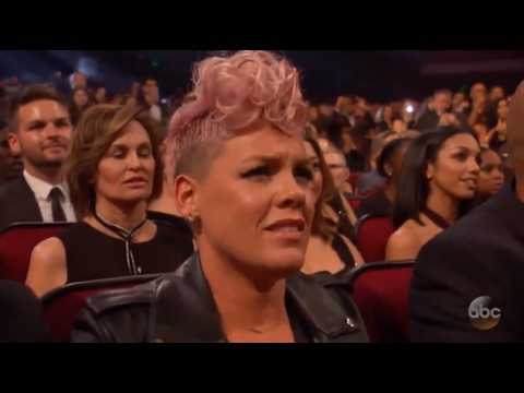 VIDEO : La raction de Pink coutant Christina Aguilera qui chante n'est pas passe inaperue
