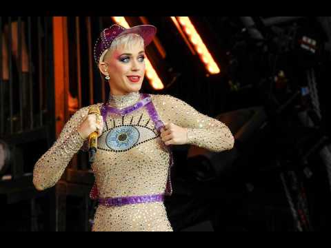 VIDEO : Katy Perry hits fan in the face