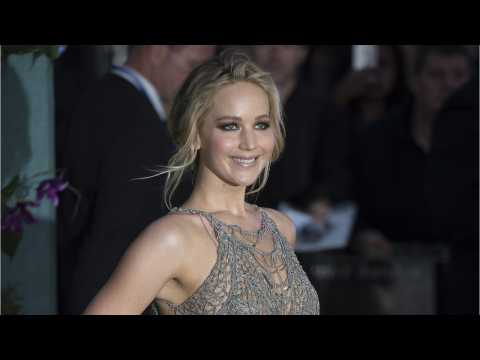 VIDEO : Jennifer Lawrence Acts Rude In Public To Avoid Fans
